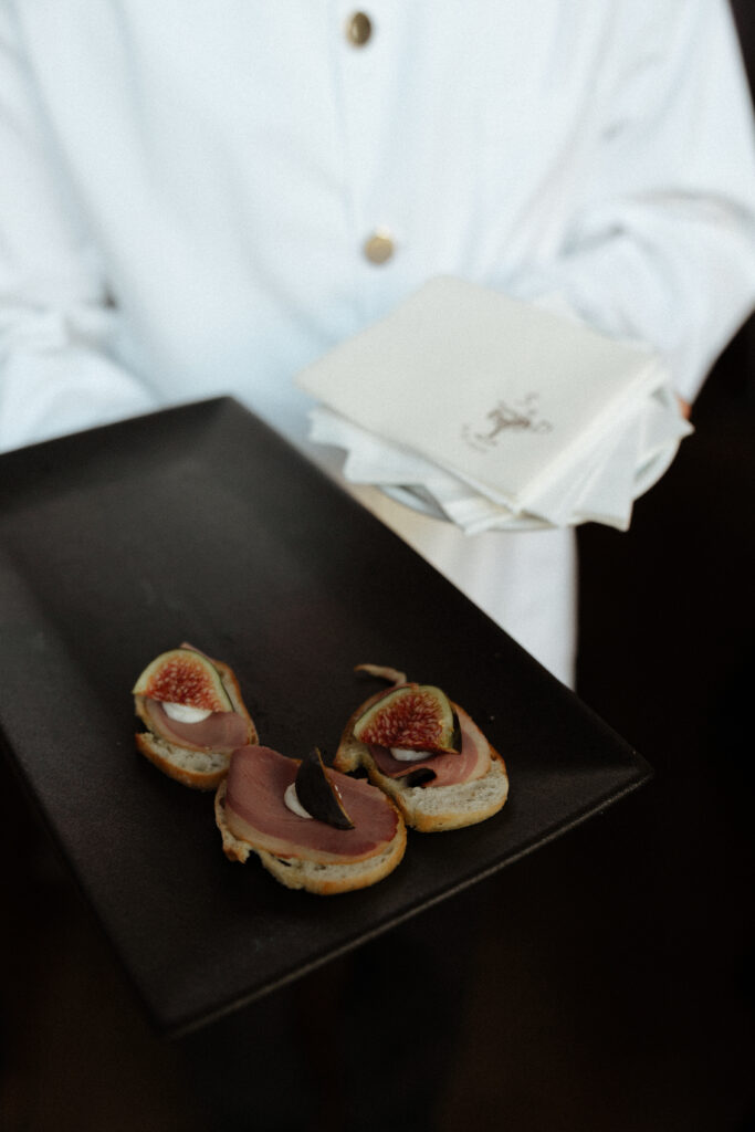 Luxury wedding at the University Club of Toronto with editorial details